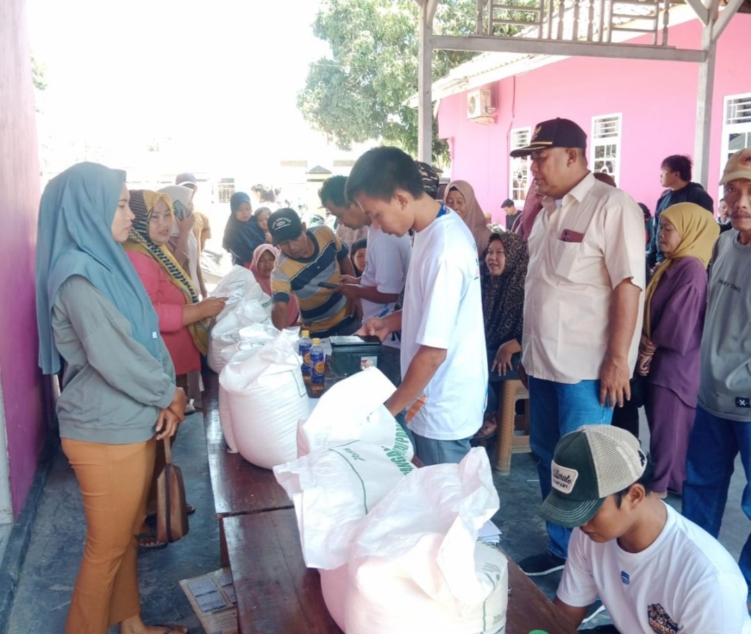734 KPM di Desa Puspasari Terima Bantuan Beras 30 Kg