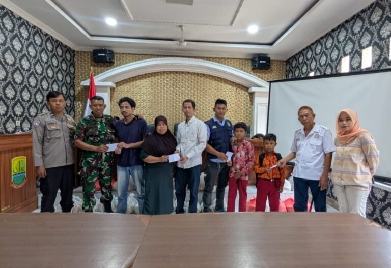 Mahasiswa KKN Desa Wanajaya Buktikan Kepedulian, Puluhan Lansia dan Anak Yatim Terima Bantuan Sosial