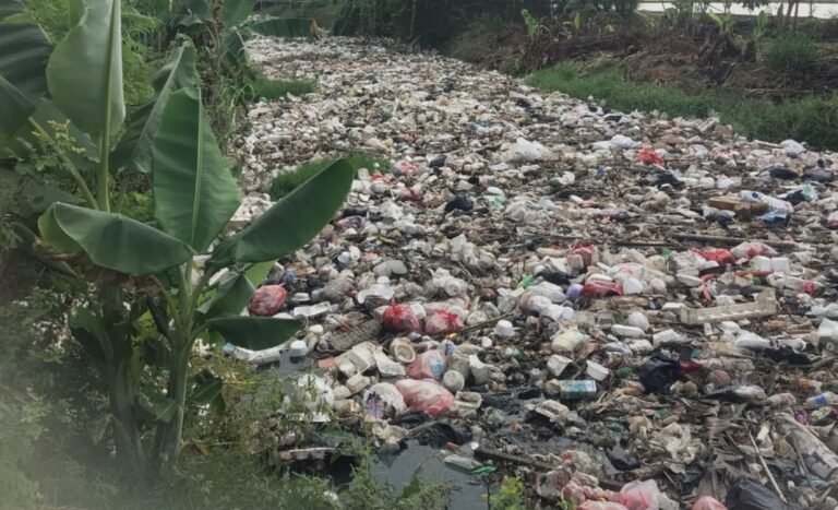 Bukan Sekadar Kumuh, Sampah di Irigasi Karangpawitan Ancam Kesehatan Warga