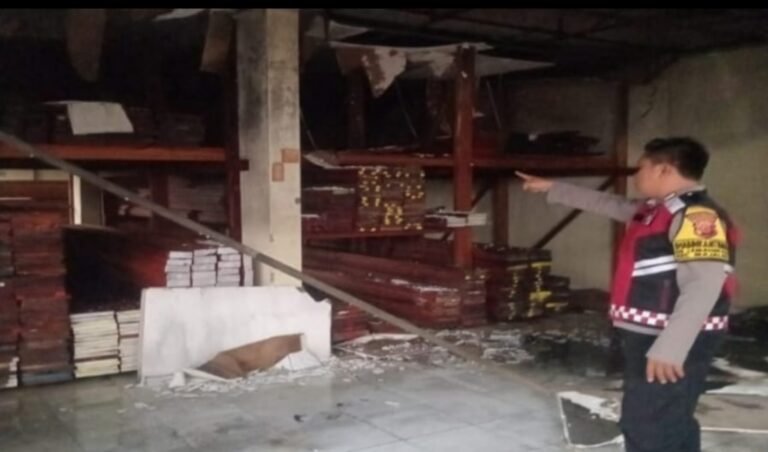 Diduga Korsleting Listrik, Toko Kayu di Majalaya Karawang Ludes Dilalap Api
