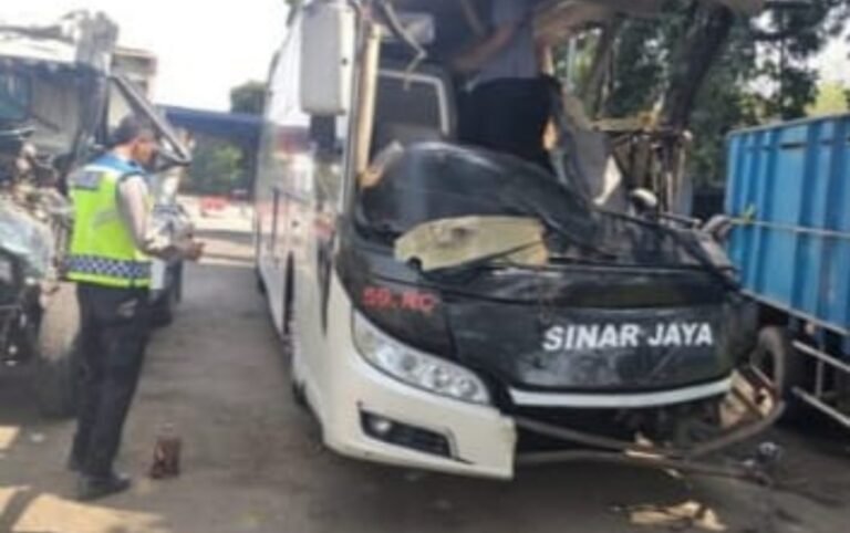 Bus Sinarjaya Tabrak Truk yang Berhenti di Lajur Kanan Tol Japek, 9 Orang Jadi Korban
