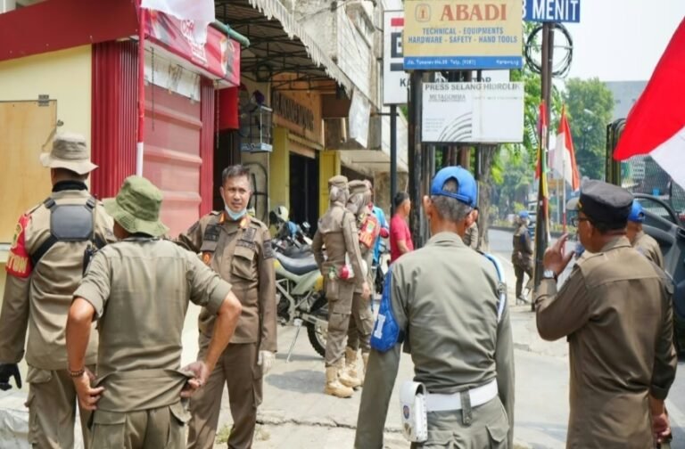 Satpol PP Karawang Tertibkan Bangli dan PKL di Karawang Wetan, 8 Kios Dibongkar