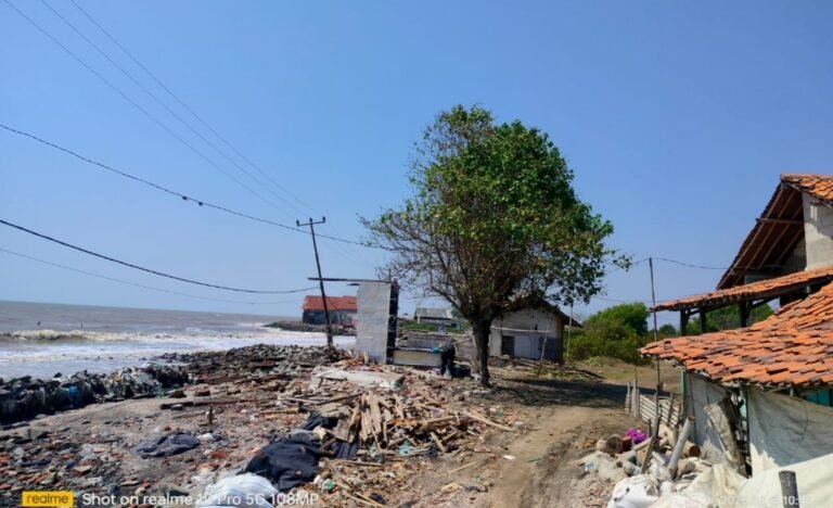 Digempur Gelombang Laut, Jalan Dusun Pisangan Cemarajaya Nyaris Putus