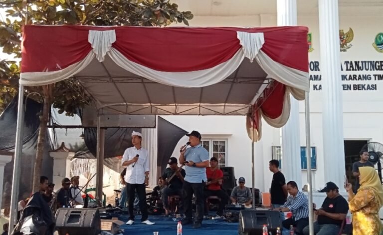 Bukan Cuma Jago Urusan Birokrasi, Sekcam Cikarang Timur Pamer Suara di Panggung Desa Tanjungbaru