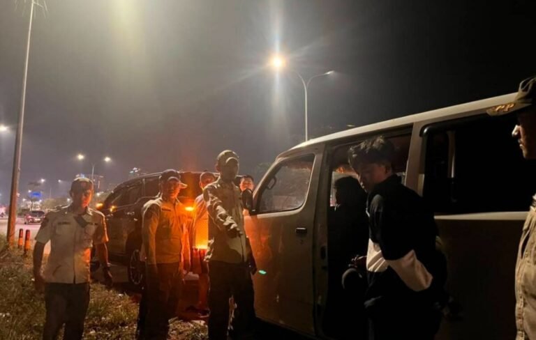 Tak Pandang Bulu, Bupati Aep Tegur Pekerja Proyek yang Buang Sampah Sembarangan di Karawang