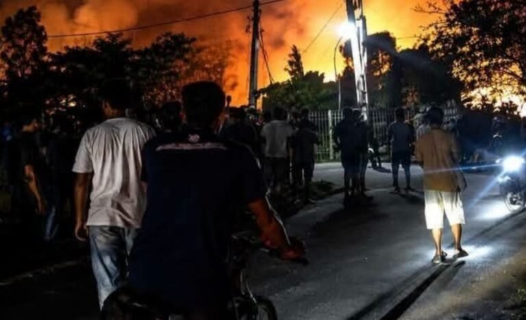 Ilalang Kering Terbakar, Warga Perum PDP Rengasdengklok Panik Api Merembet