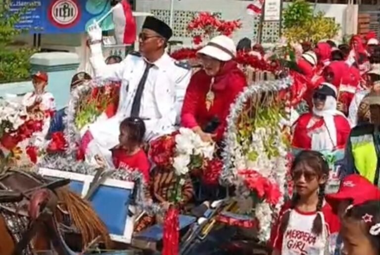 Kades Carwadi Tampil Naik Delman Bersama Istri Pimpin Karnaval HUT RI ke-81, Disambut Warga Jayamulya