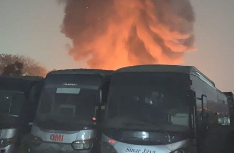 Puluhan Bus Tua PO Sinar Jaya Ludes Terbakar di Jarakosta Cikarang Barat
