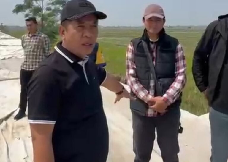 Meski Hari Libur, Bupati Karawang H. Aep Saepulloh Tetap Tinjau Pembangunan Jalan TPS Jayakerta