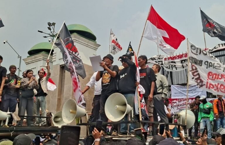 Massa Pati Pulang, Giliran Mahasiswa Kepung DPR RI Bawa 10 Tuntutan