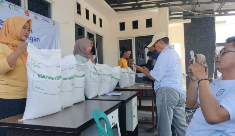 Bantuan Pangan Beras Tersalurkan, 943 KPM Desa Cibuaya Kini Terima Jatah Bantuan