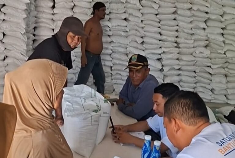 Tanpa Kenal Lelah, Pemdes Kalidungjaya Kawal Penyaluran 16,5 Ton Bantuan Beras untuk 550 KPM