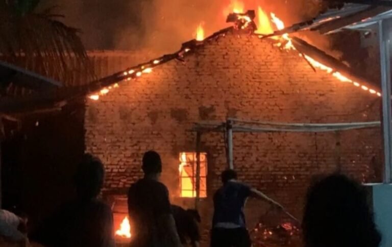 Api Mengamuk Saat Warga Terlelap, Rumah di Watubelah Ludes Terbakar