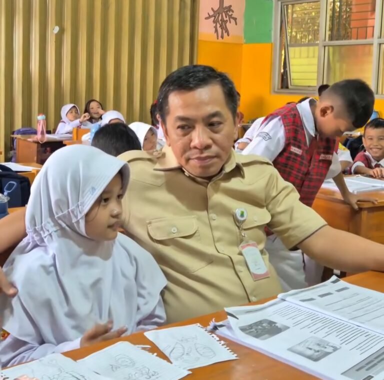 Bupati Aep Bagikan Modul Pembelajaran Gratis, Beban Orang Tua Siswa Karawang Makin Ringan   