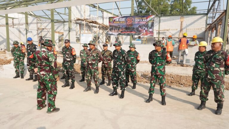 Jelang HUT ke-81 TNI, 25 Prajurit Koramil Rawamerta Turun Langsung Revitalisasi SMKN 1 Rawamerta