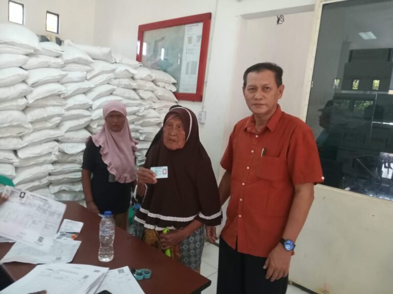 Bantuan Beras 30 Kg Disalurkan, Pemdes Kutagandok Pastikan Berjalan Tertib
