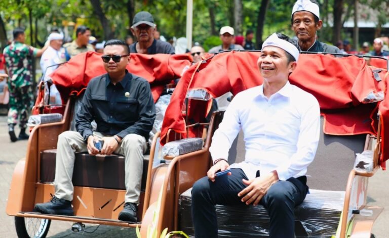 Kemesraan Anak KDM dan Om Zein Naik Becak Listrik Keliling Purwakarta