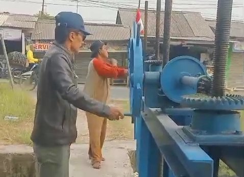 Kekeringan Mengancam Sawah, Kades Kedungjaya Tarjan Sujana Turun Langsung Normalisasi Irigasi