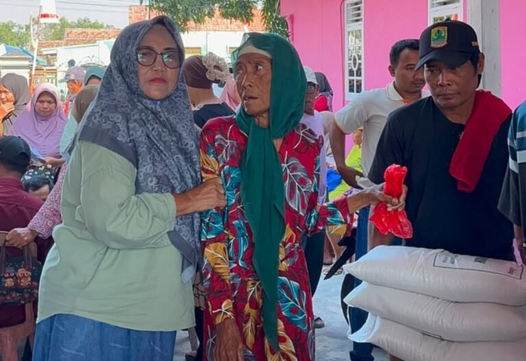 Kades Hj. Sukaesih Dampingi Penyaluran Bantuan Pangan, 734 KPM Terima 30 Kg Beras