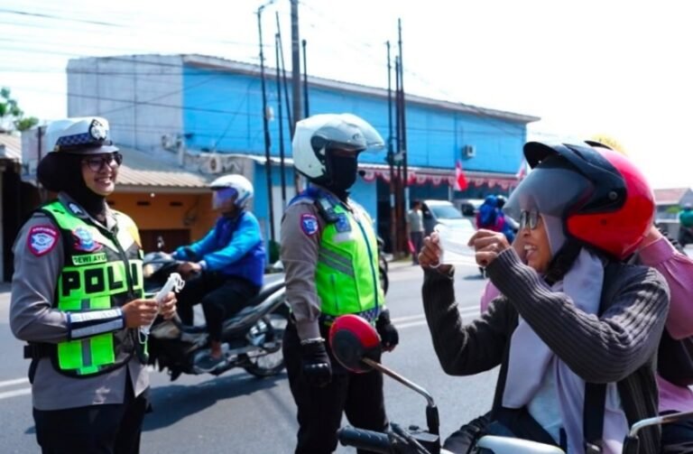 Abu Vulkanik Berpotensi Terbawa Angin, Kapolresta Karawang Bagikan Masker ke Warga