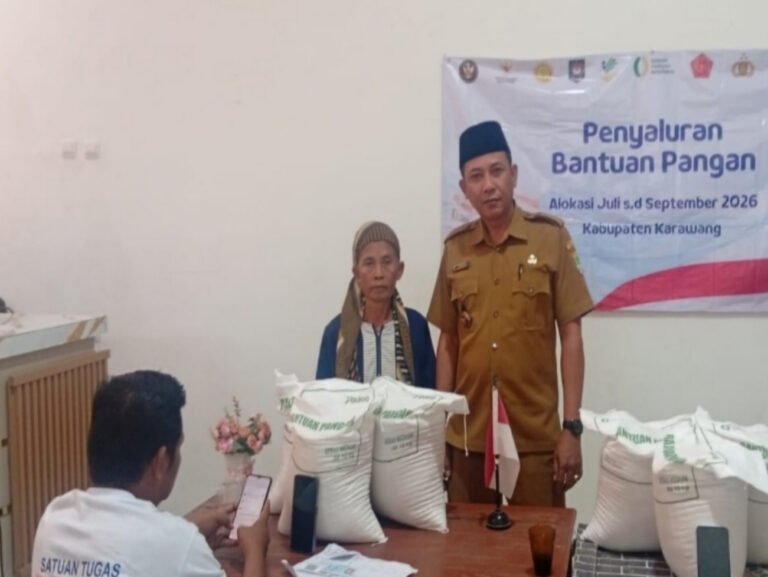Kades Anton Kawal Langsung Penyaluran Bansos Beras, 1.189 KPM di Kertamulya Terima 30 Kg
