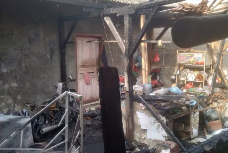 Rumah Habis, Motor Ikut Hangus! Warga Cibuaya Berharap Pemkab Karawang Gercep Bantu Hunian Layak