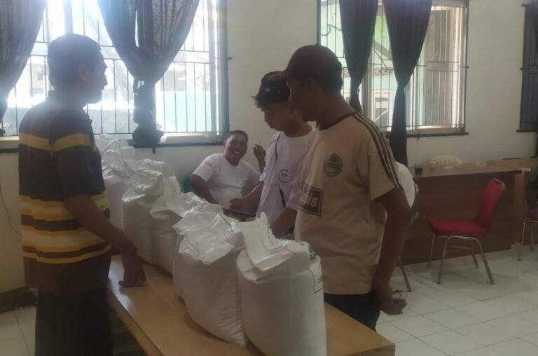 Desa Bolang Salurkan 29,49 Ton Beras, 983 Keluarga Dapat Bantuan Pangan