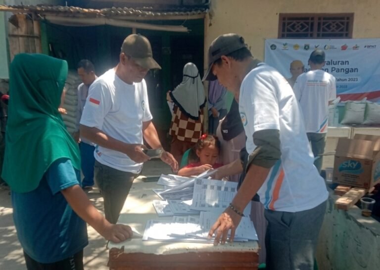 Kemensos Salurkan 41,01 Ton Beras untuk 1.367 Keluarga di Desa Srikamulyan