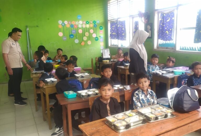 Alafanda Pastikan MBG Berjalan, Siswa dan Balita Posyandu Terima Makanan Bergizi