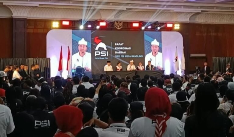 Jokowi Tunjukkan KTA PSI di Bandung, Jadi Anggota Sejak 2025