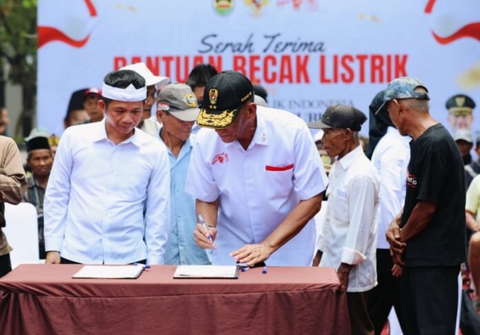 Presiden Prabowo Salurkan 100 Becak Listrik ke Purwakarta. (Jagainnews.com)