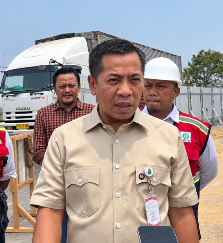 Jalan Tarumanegara Direkonstruksi Total, Bupati Aep Pastikan Kualitas Pekerjaan   