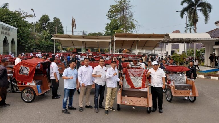 DPC Gerindra Karawang Mendukung Penuh Bantuan 220 Becak Listrik dari Presiden Prabowo   