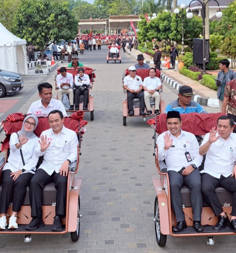 Presiden Prabowo Salurkan 220 Becak Listrik Gratis melalui Bupati Aep kepada Pengayuh Becak Karawang   